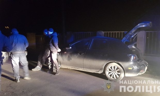 Патрульні поліцейські виявили у багажнику автомобіля чоловіка