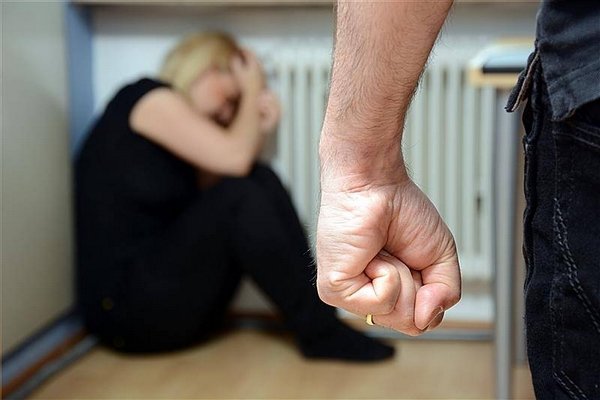 “Самостверджувався” : хлопець жорстоко побив рідну сестру