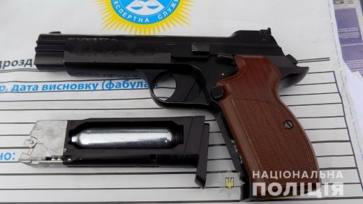 В Ужгороді затримали 42-річного чоловіка, який розгулював по місту з пістолетом