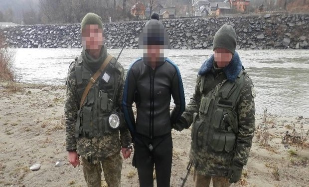Контрабандисти-водолази намагалися переправити до Румунії через Тису 45 ящиків сигарет