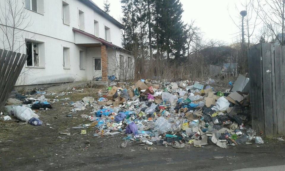 У Ясінях новозбудовану музичну школу перетворили на смітник