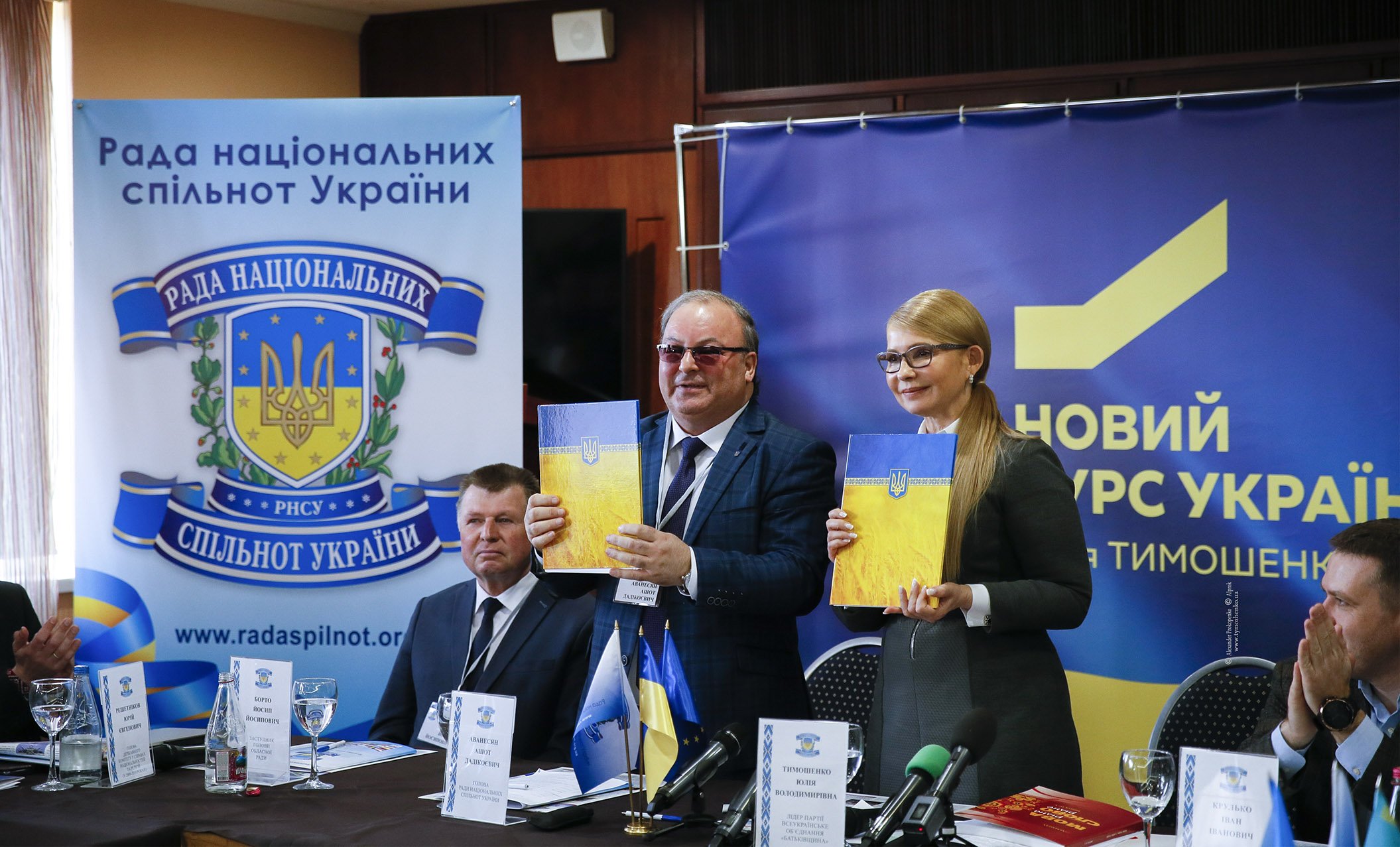 Кандидат на пост Президента Юлія Тимошенко підписала з представниками 27 національних спільнот Хартію міжнаціональної злагоди в Україні.