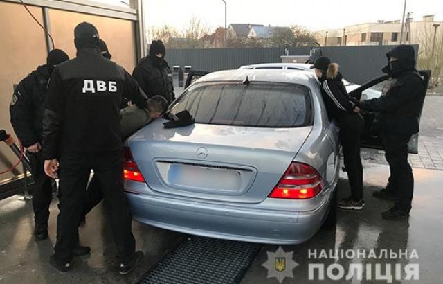 На Закарпатті затримано злочинну групу, що підпалила гараж депутата райради через «ліві» сигарети (ФОТО, ВІДЕО)