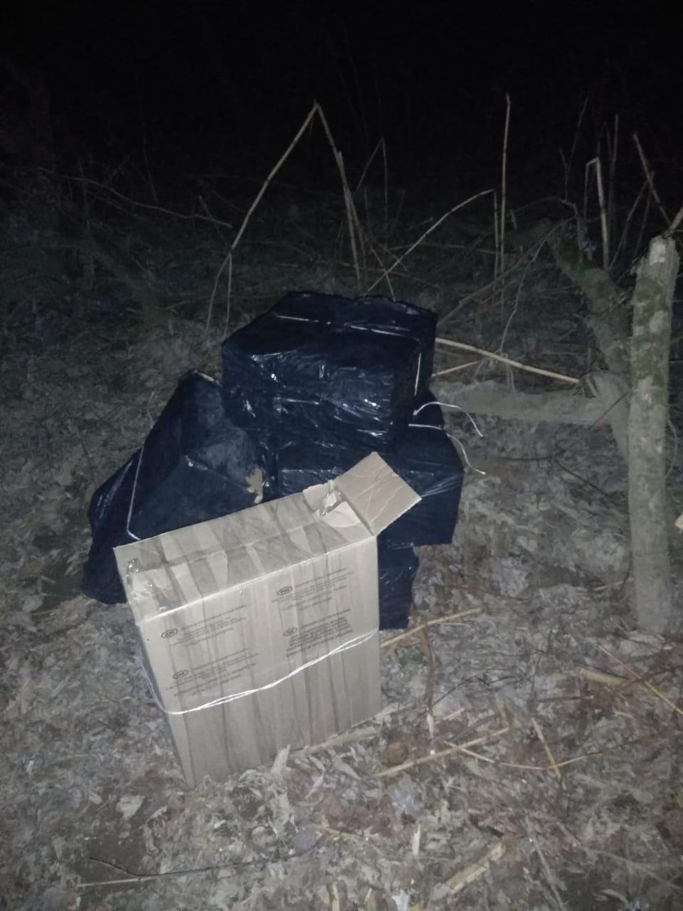 Контрабандисти тікали від прикордонників і покинули 27 пакунків сигарет (Фото)